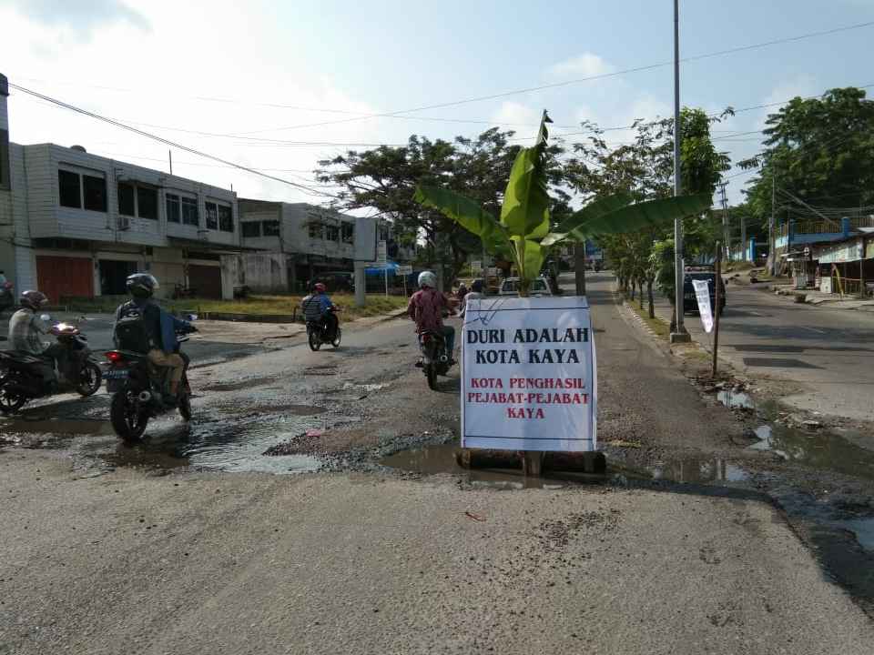 Kesal Jalan Tak Kunjung Diperbaiki, Warga Duri Cerca Dewan Lewat Baliho