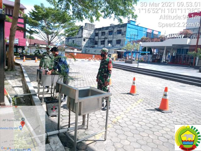 TNI Koramil 04/Mandau Ingatkan Pengunjung Mall City Mandau Jangan Abai C-19
