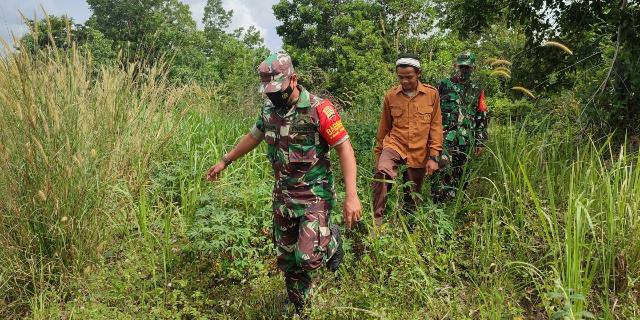 Teriknya Matahari Tak Surutkan Niat Babinsa Koramil 03/Mandau Lakukan Patroli Karhutla