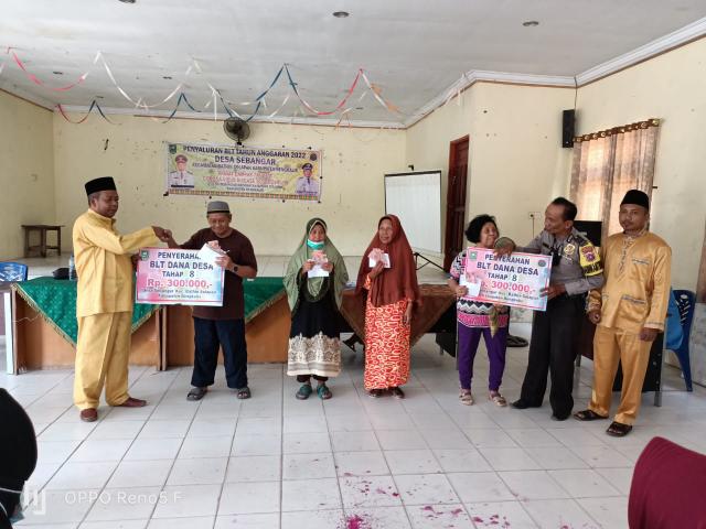 Pemdes Sebangar Salurkan BLT Tahap 8 Sebanyak 136 KK