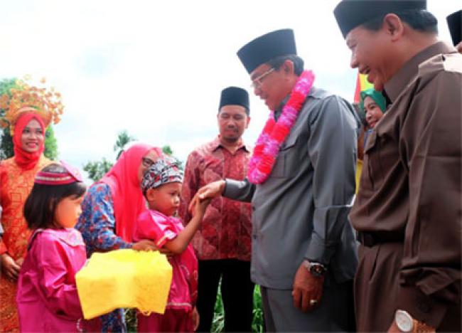 Bupati Inhil Hadiri Syukuran Pelantikan Kades Teluk Kabung