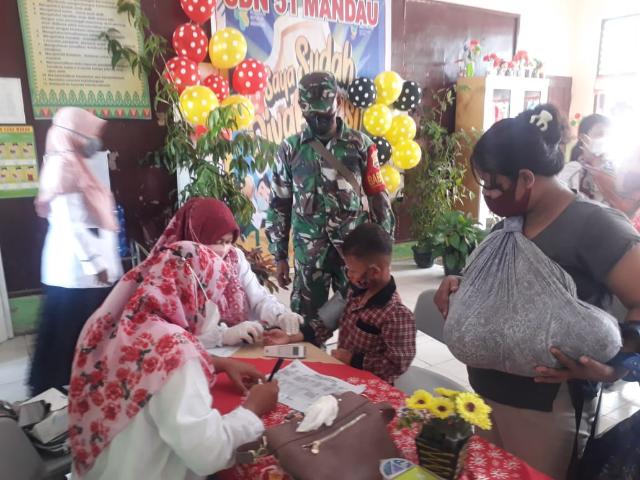 Babinsa Lakukan Pendapingan Vaksin Booster di SDN 51 Pematang Pudu
