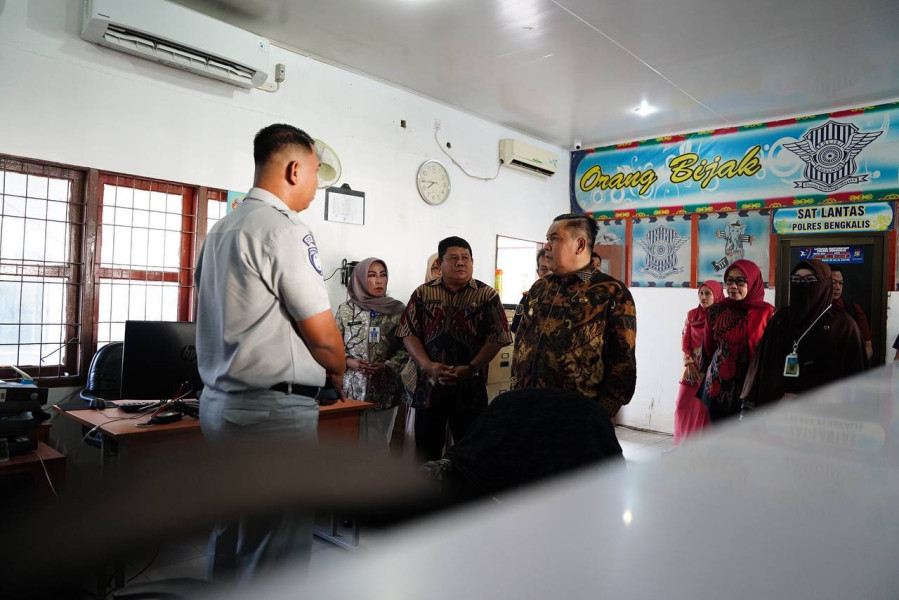 Sidak ke UPT Bapenda Riau di Bengkalis, Pj Gubri Minta Dibenahi Pelayanan