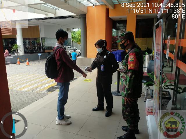 Babinsa Beri Arahan Pengunjung Agar Patuh dan Disiplin 3 M Sesuai Protokol Kesehatan