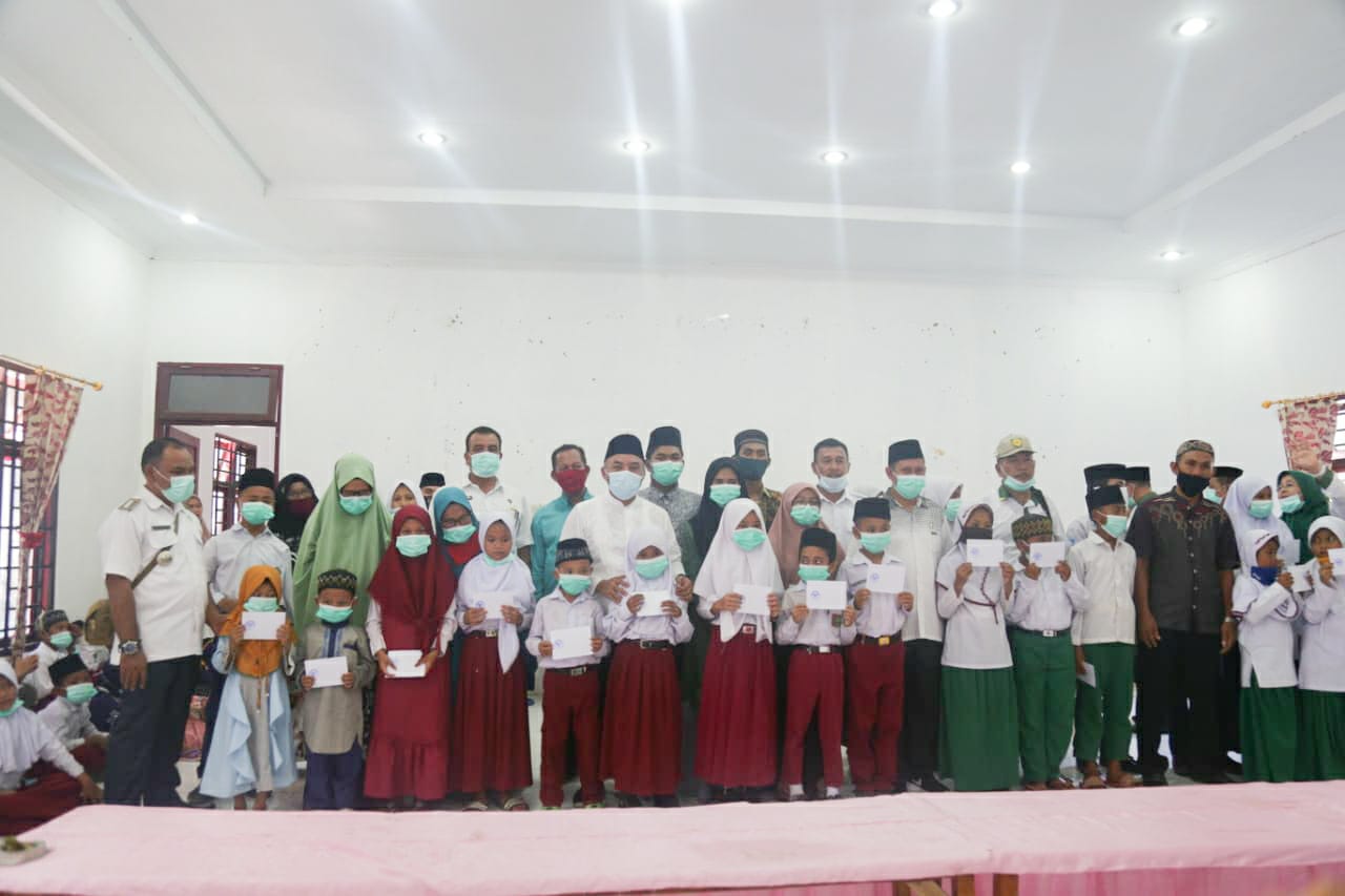 Bupati Labuhanbatu Salurkan Zakat Dan Infak BAZNAS Di Labuhanbilik