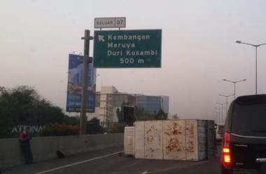 Mobil Box Terbalik di Tol Kembangan, Lalu Lintas Tersendat