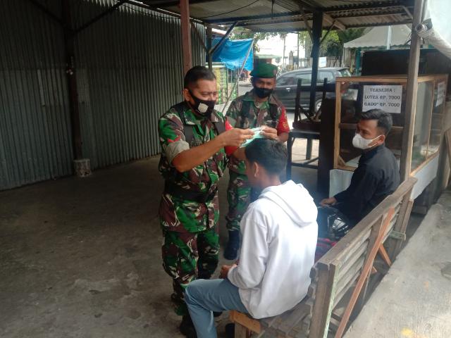 Cegah Omicron,,Babinsa Bagikan Masker Gratis Kepada Masyarakat Duri