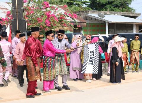 Bersama Camat Batsol Pj Kades Bulu Manis Lepas pawai Ta'aruf MTQ ke VIII