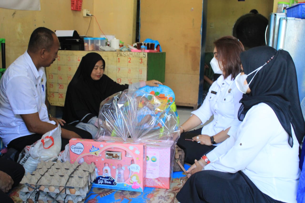 Kadiskes Labuhanbatu Berikan Bantuan Sembako dan Asupan Gizi Tambahan Untuk Ahmad Risky