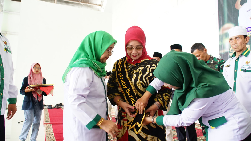 Ramadhan Asik, Plt Bupati Labuhanbatu Serahkan Zakat Kepada Masyarakat Rantau Utara