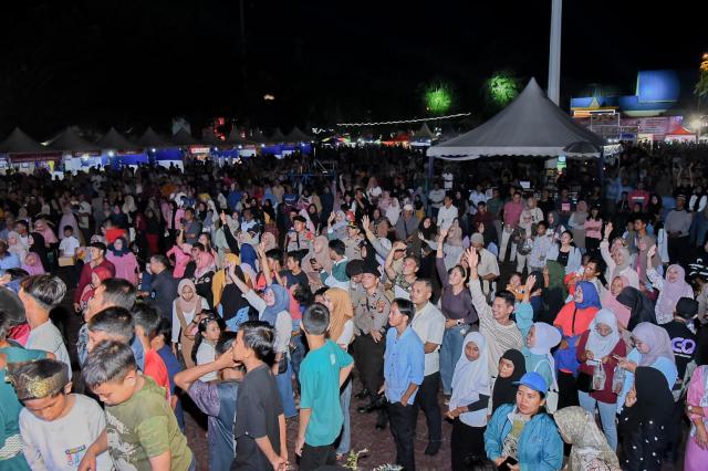 Masyarakat Tumpah Ruah Pada Paripurna 3 Tahun Kepemimpinan Bupati Kasmarni dan Bagus Santoso