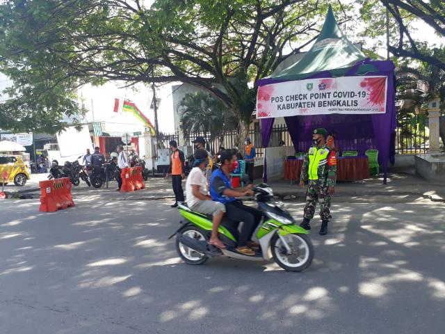 Bersama-Sama Terapkan Pendisiplinan Protokol Kesehatan C-19, TNI Cek Point di Pos Camat Mandau