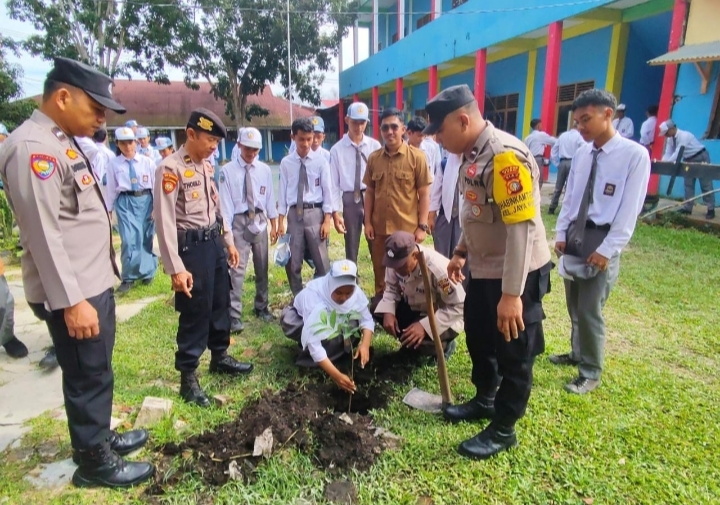 Polsek Dumai Timur Ajak Siswa SMK Perminyakan PGRI Tanam Pohon dan Peduli Lingkungan Melalui Program