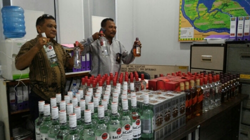 Gagal Kelabui Petugas, Ratusan Botol Miras Diamankan BC Selatpanjang dari Ferri Batam Jet