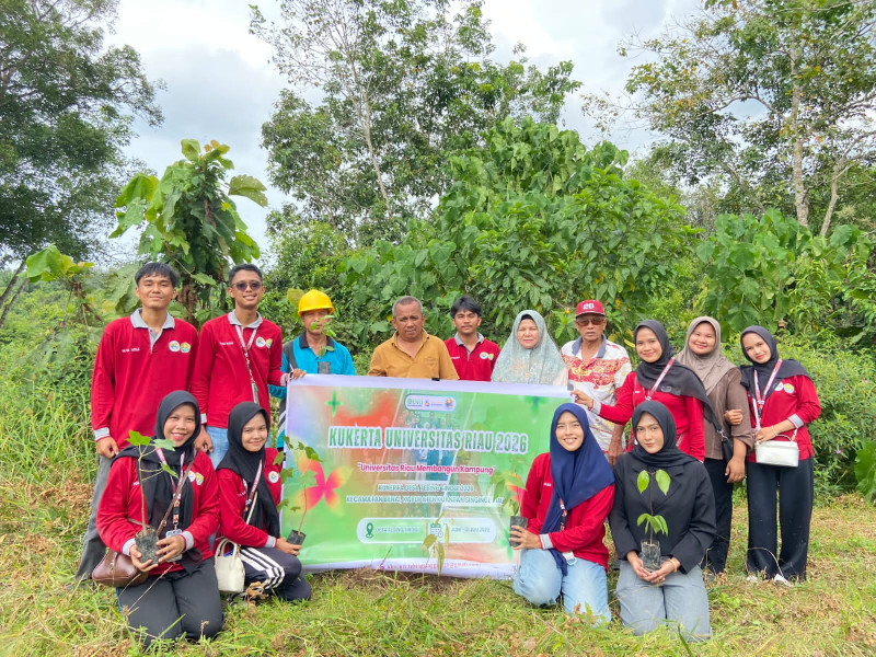 Lawan Panasnya Kebun Sawit, KUKERTA UNRI Tebing Tinggi Ajak Warga Tanam Pohon