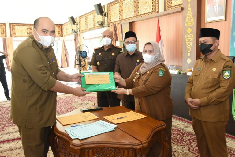 Bupati Bengkalis Serahkan DPA TA 2022 ke Perangkat Daerah