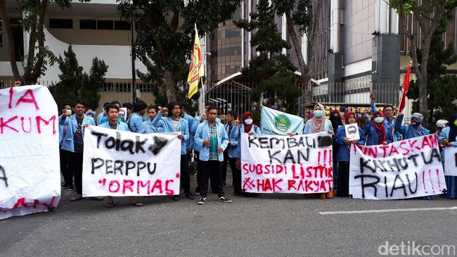 Mahasiswa Demo Saat Jokowi Kunjungan Kerja ke Pekanbaru