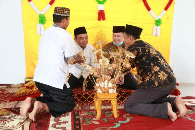 Bupati Labuhanbatu Mendapatkan Upa-Upa Penyemangat Dari Warga Sei Rakyat