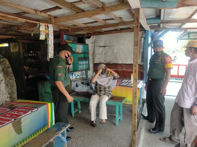 TNI Koramil 03/Mandau Himbau Masyarakat Ikuti Protkes Serta Bagikan Masker