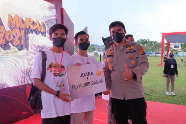 Tim Inhu Sabet Juara I Bhayangkara Mural Festival Yang Digelar Polda Riau