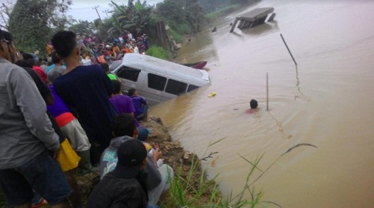 Dua Meninggal, Mini Bus Terjun ke Sungai