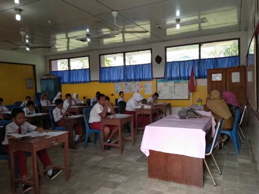 Hujan Tak Surutkan Perjuangan Peserta  Didik Tingkat SDN Mandau