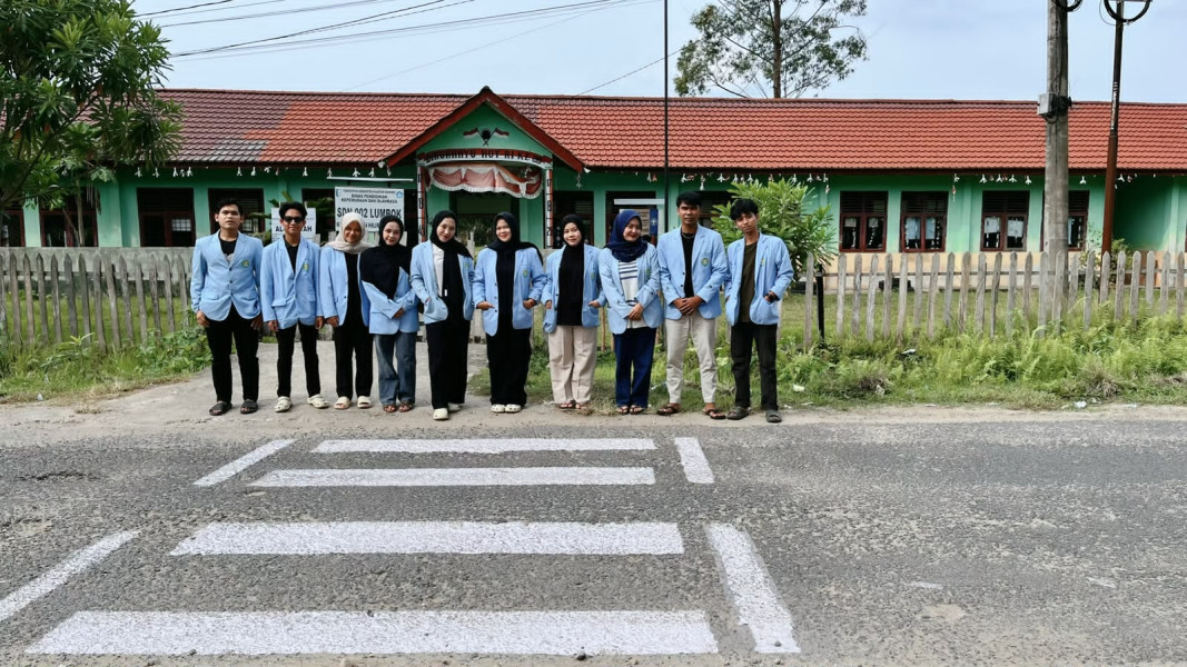 Mahasiswa KUKERTA Universitas Riau Laksanakan Pembuatan Zebra Cross di Desa Lumbok