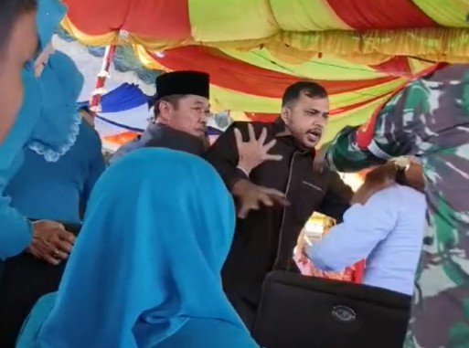 Heboh, Video Bupati Rohil Nyaris Baku Hantam Versus Wakilnya