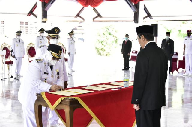 Kasmarni, Dilantik Menjadi Bupati Perempuan Pertama Oleh Gubernur Riau