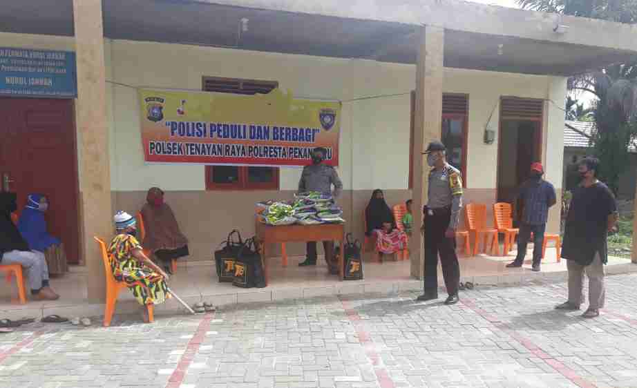 Dimasa Pandemi Kapolsek Tenayanraya Bagikan 10 Paket Sembako di Kelurahan Pebatuan