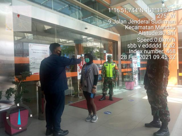 Terapkan Disiplin Prokes C-19,Serma Yulihar Himbau Warga Patuh 3 M di Mall City Mandau