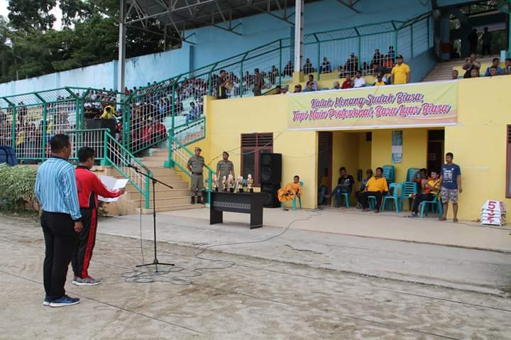 Plt. Bupati Labuhanbatu Sematkan Medali Emas Kepada Juara 1 Cabang Atletik