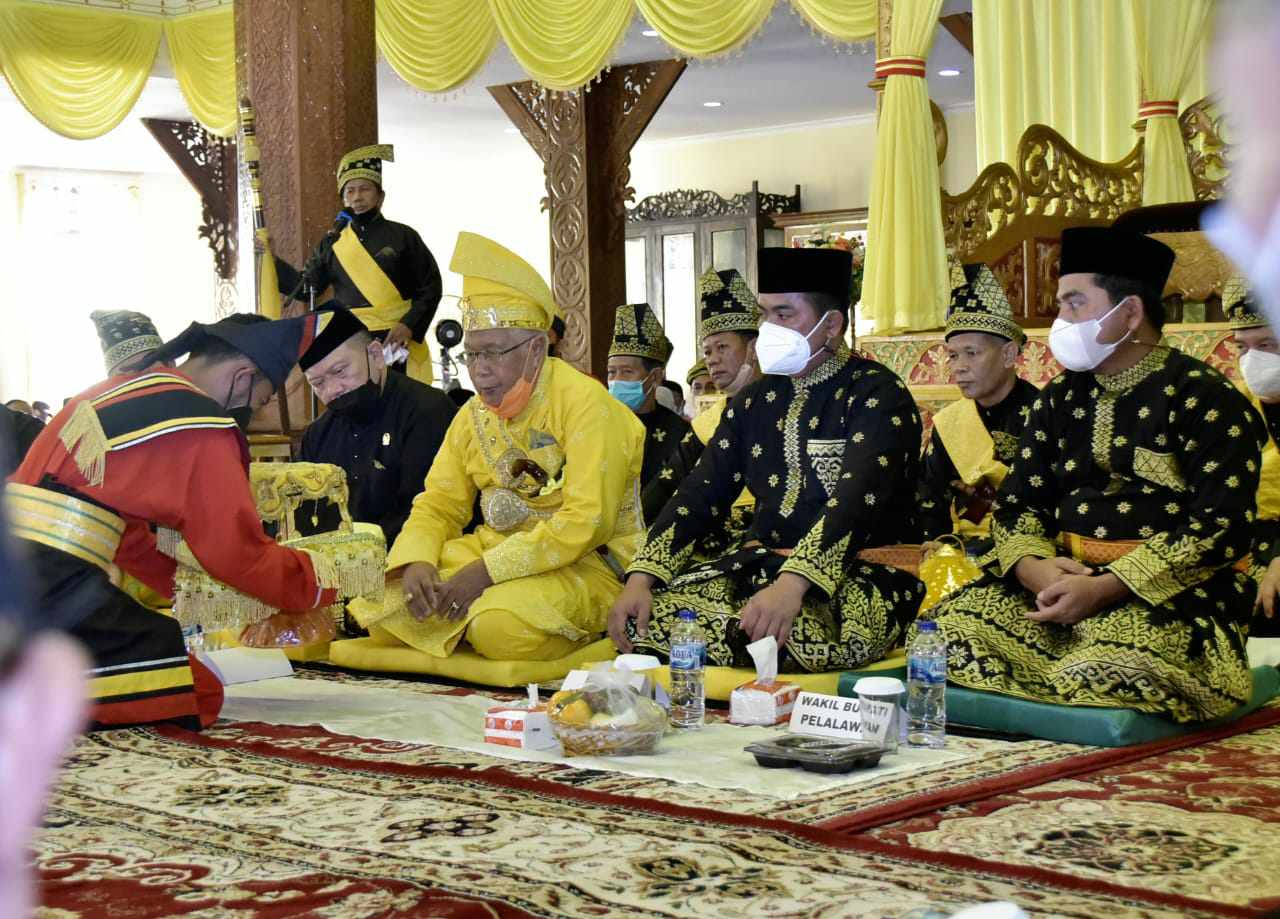 Zukri - Nasar Sandang Gelar Adat Datuk Setia Amanah