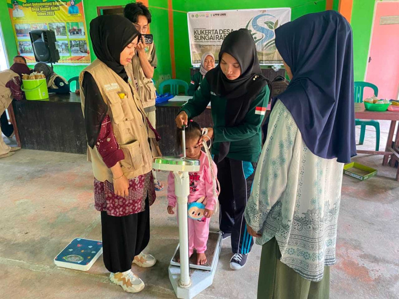 Mahasiswa KUKERTA UNRI 2026 Dukung Kader Layani 70 Lansia di Desa Sungai Rabit