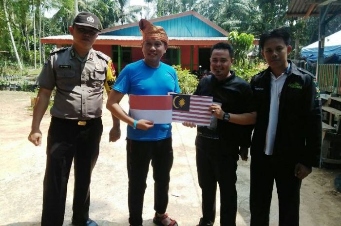 Terpesona Nikmati Negeri di Atas Awan, Wisatawan Bawa Tanjak Rohul ke Malaysia