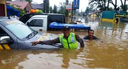 Ribuan Kendaraan Terjebak Banjir Di Jalur Riau-Sumbar