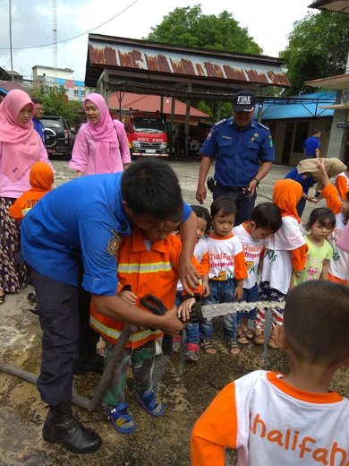 Belasan Personil Damkar Cilik Unjuk Kebolehan