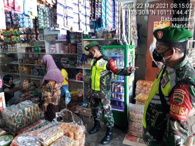 TNI Koramil/04 Mandau Cek Pengunjung Pasar Sartika Sesuai Prokes C-19