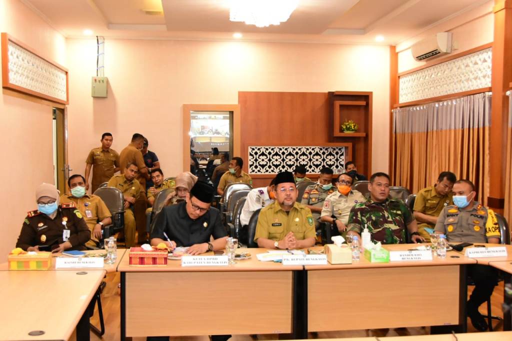 Bahas Covid - 19 Plh. Bupati Bengkalis Telewicara Dengan Gubri Syamsuar