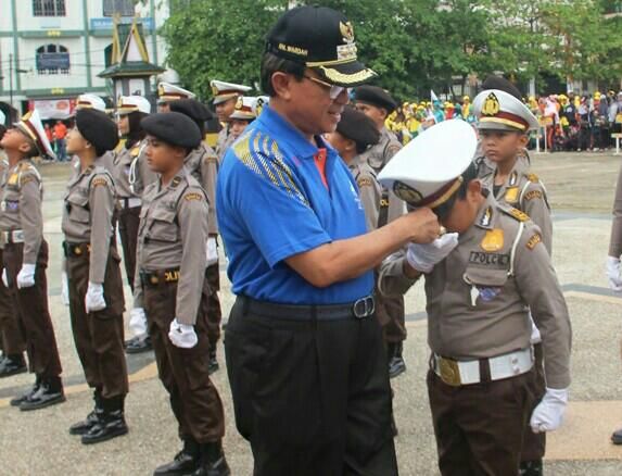 Bupati Wardan Haru Dengan Polisi Cilik