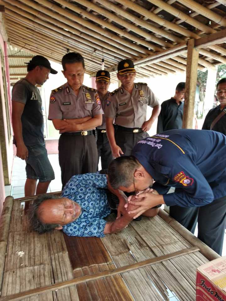 Tak Kenal Lelah, Tim Jum'at Barokah Polda Banten Terus Berikan Bantuannya Pada Masyarakat
