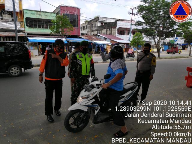 Melalui Serka Agus Liadi TNI Koramil 04/Mandau Beri Himbauan Kepada Masyarakat Wajib Masker