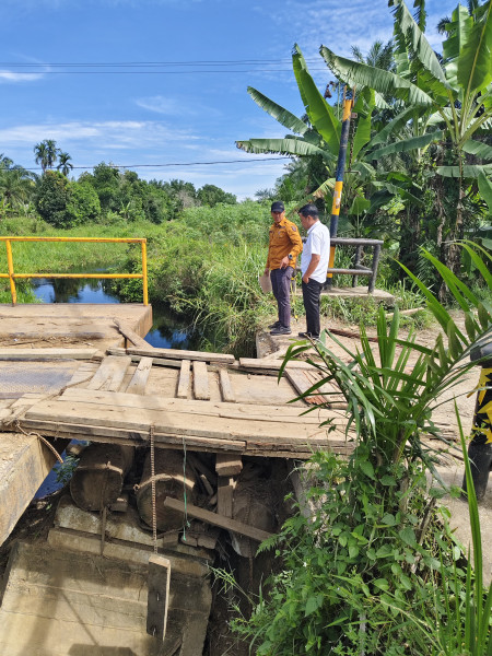 Pemkab Rohil Lakukan Penanganan Darurat Runtuhnya Abutment Jembatan Jalan Penghulu Annas Makmun Bang