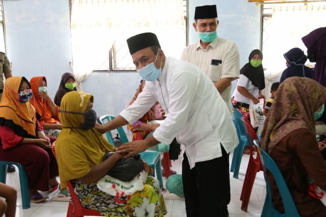 Jum'at Keliling, Bupati Labuhanbatu Bagikan Sembako Murah