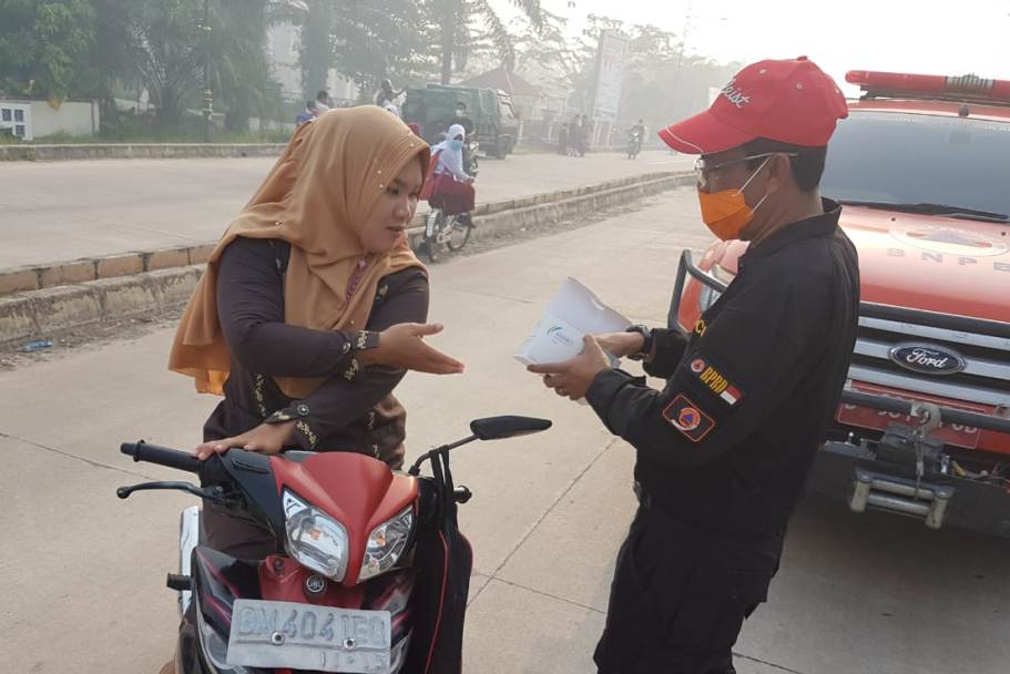 Kondisi Udara Buruk, BPPD Bengkalis Bagikan 3.000 Masker Kepada Masyarakat