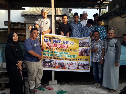 Alumni IKA SMP GB 95 Santuni Anak Yatim dan Bagi-Bagi Takjil Gratis