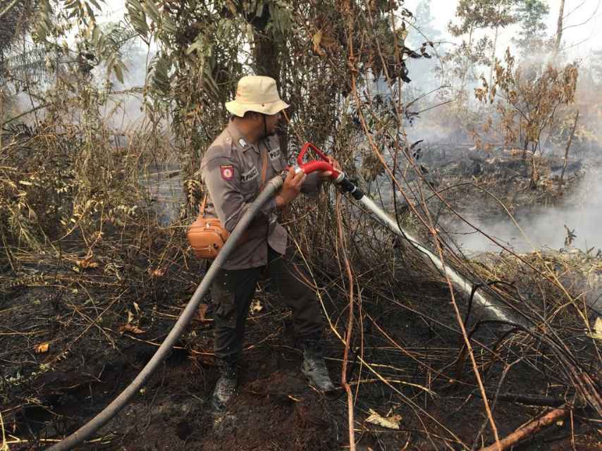 Pagi hingga Sore Kapolsek Payung Sekaki & Tim Gabungan Berjibaku Padamkan Api