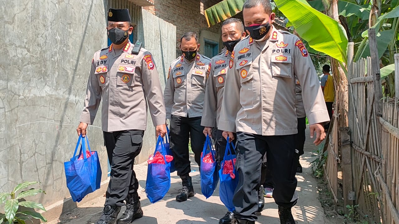 Ditpamobvit Polda Banten Bagikan Sembako kepada Warga Terdampak Covid-19