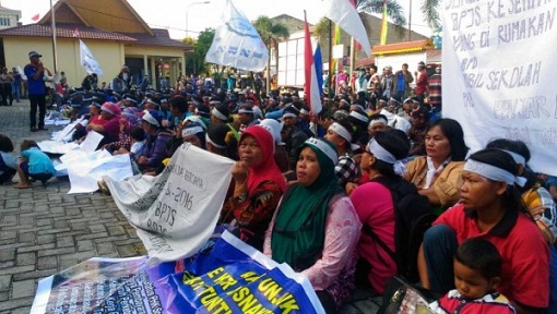Ratusan Massa Buruh Duta Palma Datangi Kantor Disnakertransduk Riau