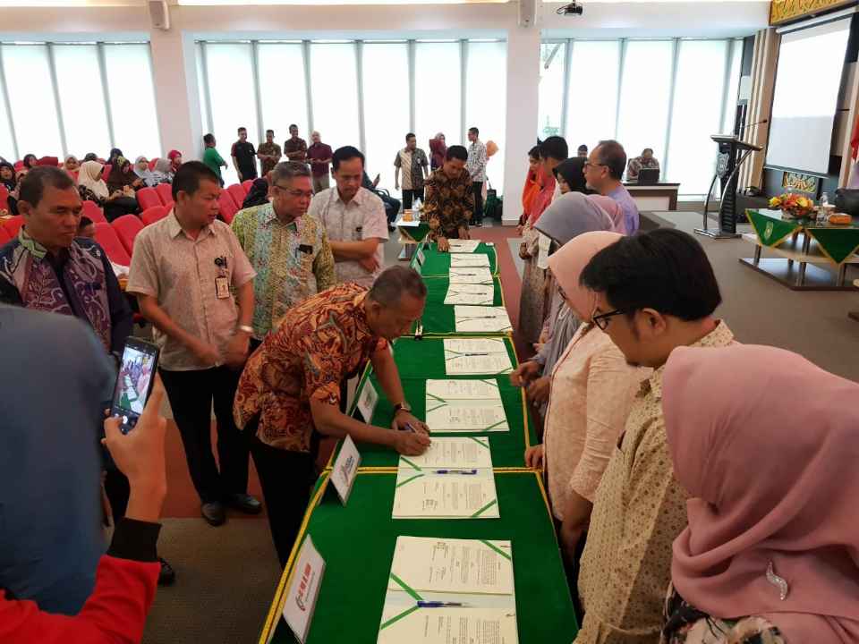 Dosen dan Pegawai UIR Bebas Berobat di 10 Rumah Sakit Rektor Launching Karpeg Multi Fungsi